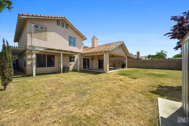 1914 Hummingbird Avenue, Delano, CA 93215