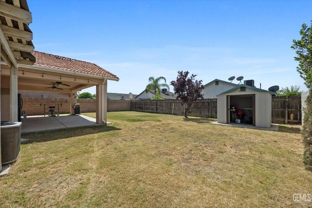 1914 Hummingbird Avenue, Delano, CA 93215