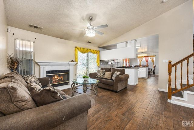 1914 Hummingbird Avenue, Delano, CA 93215