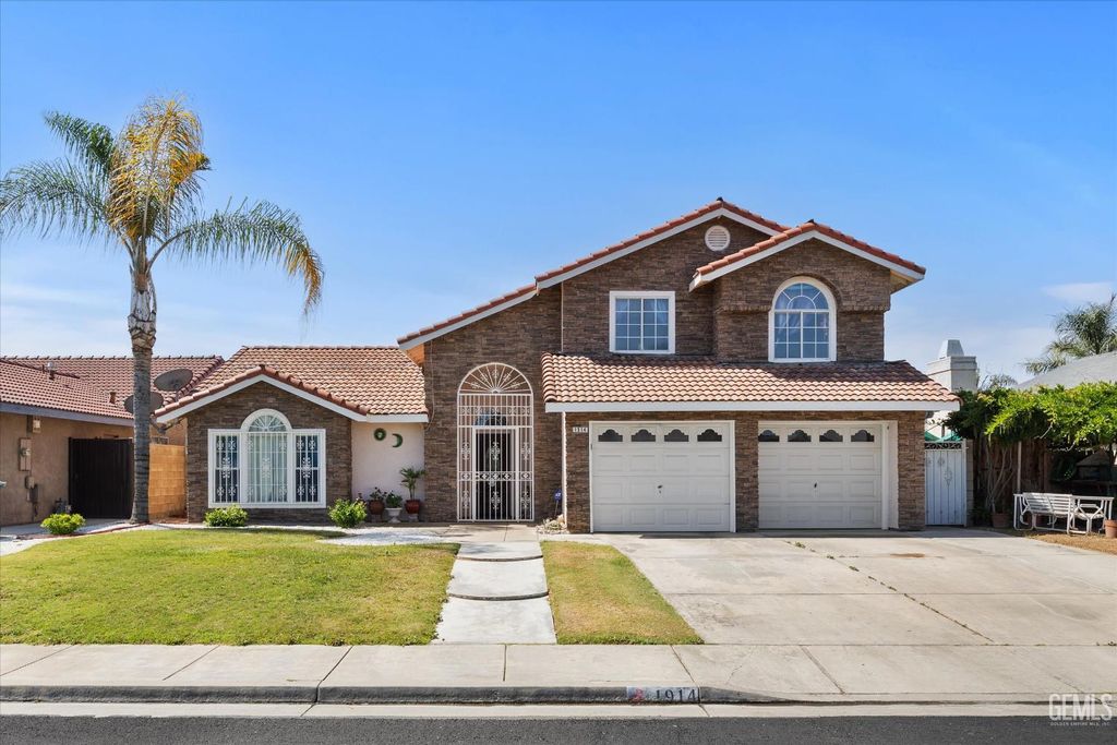 1914 Hummingbird Avenue, Delano, CA 93215