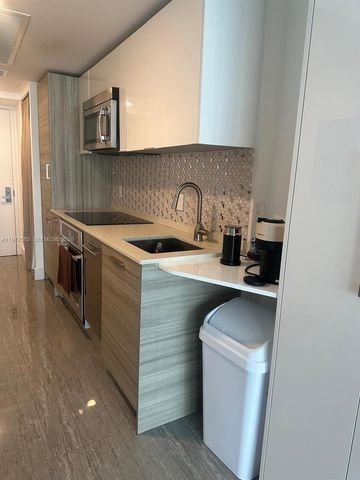 1300 Brickell Bay Dr 2512, Miami, FL 33131