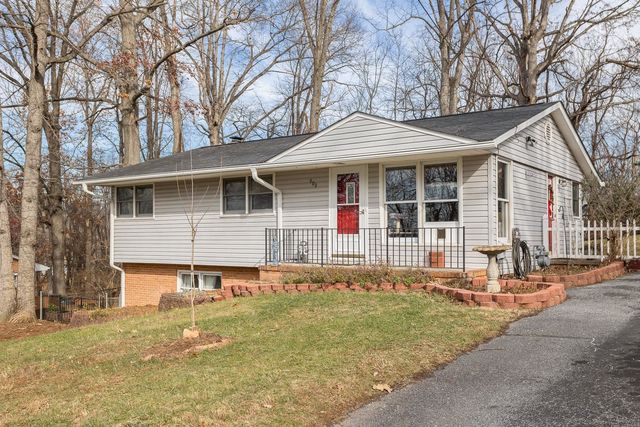 909 CRESTWOOD DR, Staunton, VA 24401