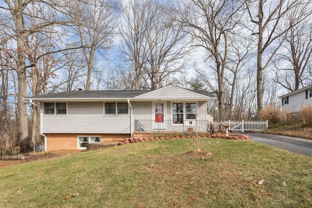 909 CRESTWOOD DR, Staunton, VA 24401