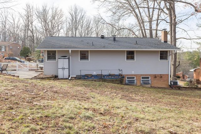 909 CRESTWOOD DR, Staunton, VA 24401