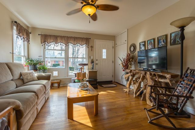 909 CRESTWOOD DR, Staunton, VA 24401