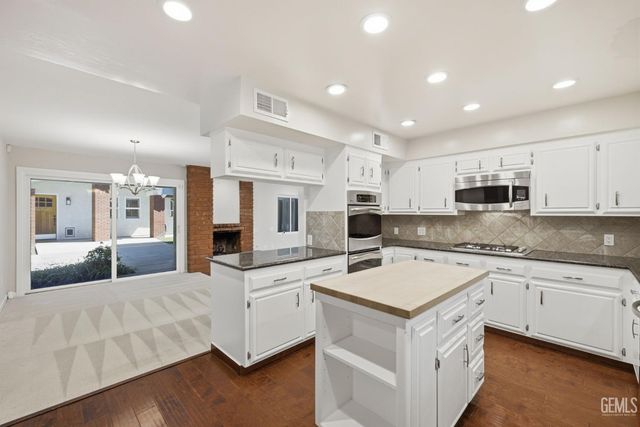 1912 Country Club Drive, Bakersfield, CA 93306