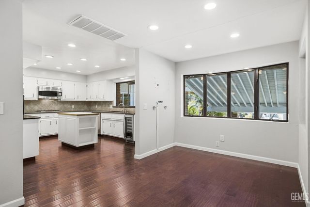 1912 Country Club Drive, Bakersfield, CA 93306