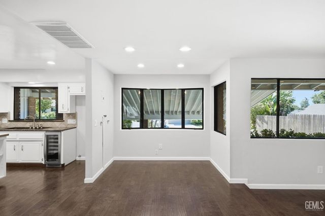 1912 Country Club Drive, Bakersfield, CA 93306
