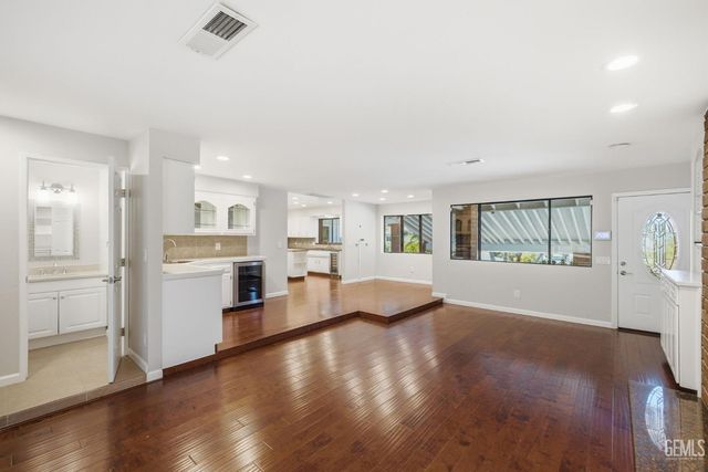 1912 Country Club Drive, Bakersfield, CA 93306