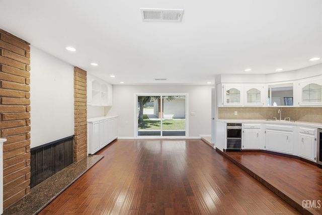 1912 Country Club Drive, Bakersfield, CA 93306