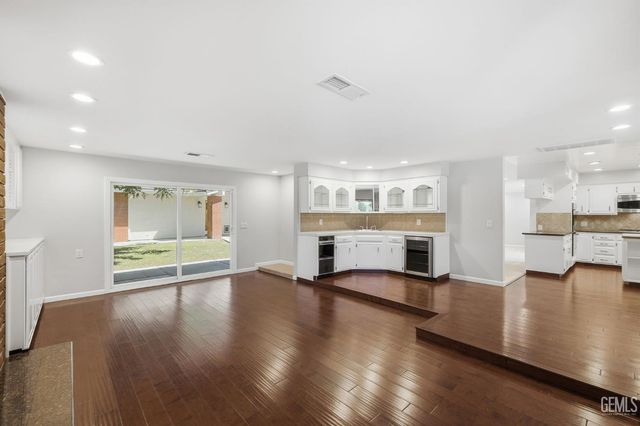 1912 Country Club Drive, Bakersfield, CA 93306