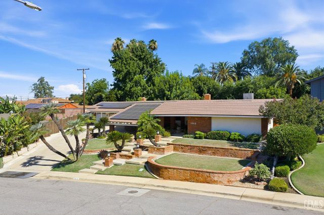 1912 Country Club Drive, Bakersfield, CA 93306
