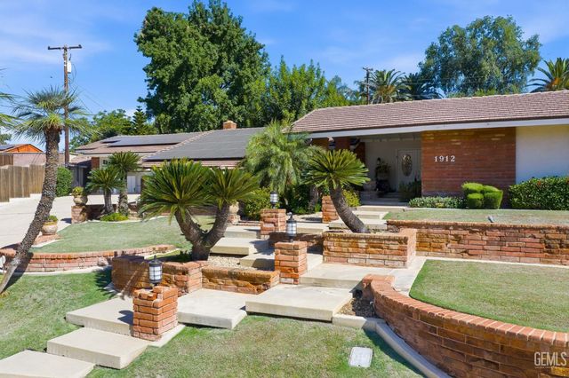 1912 Country Club Drive, Bakersfield, CA 93306