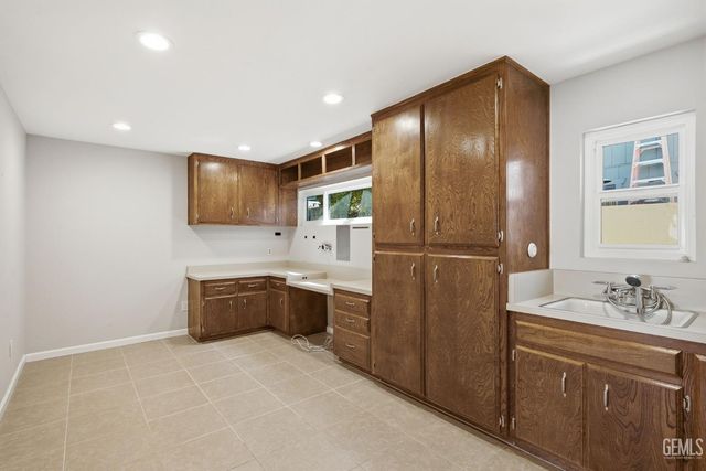 1912 Country Club Drive, Bakersfield, CA 93306