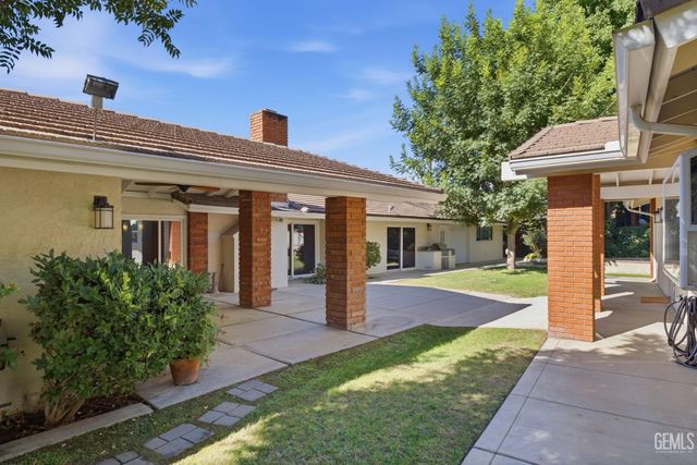 1912 Country Club Drive, Bakersfield, CA 93306