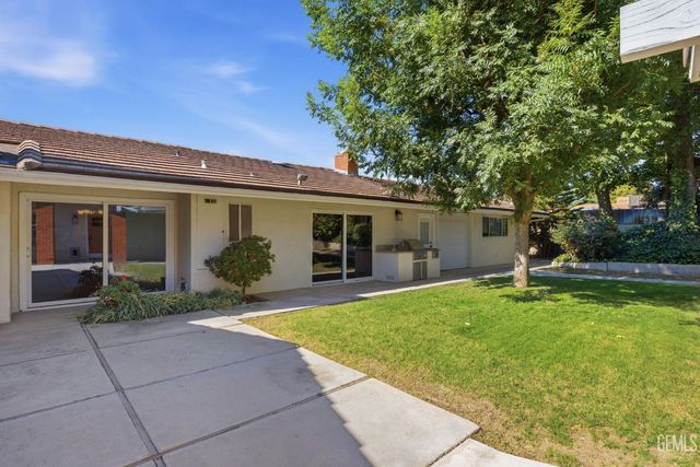 1912 Country Club Drive, Bakersfield, CA 93306