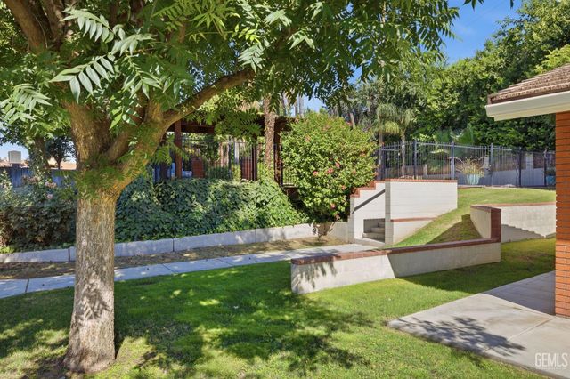 1912 Country Club Drive, Bakersfield, CA 93306