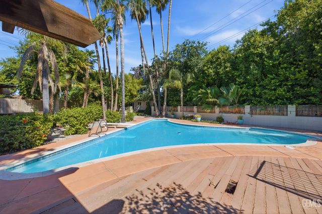 1912 Country Club Drive, Bakersfield, CA 93306