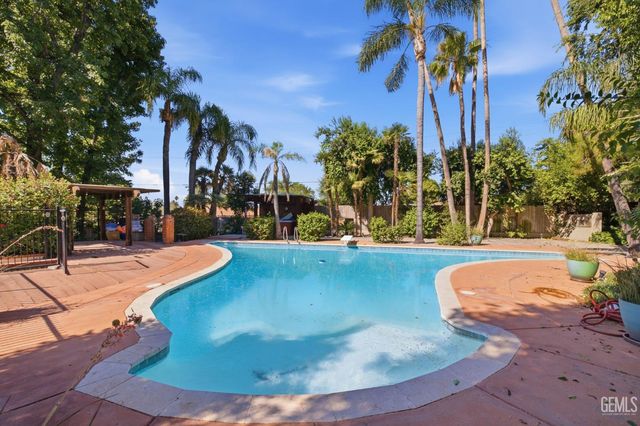 1912 Country Club Drive, Bakersfield, CA 93306