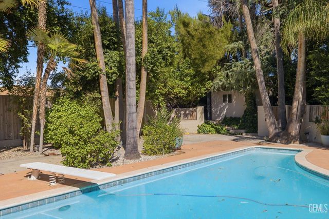 1912 Country Club Drive, Bakersfield, CA 93306