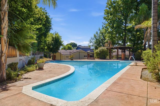 1912 Country Club Drive, Bakersfield, CA 93306