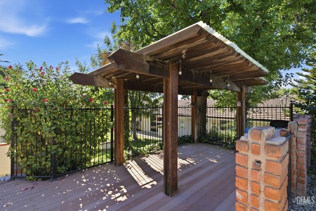 1912 Country Club Drive, Bakersfield, CA 93306