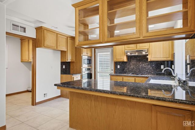 1912 Country Club Drive, Bakersfield, CA 93306