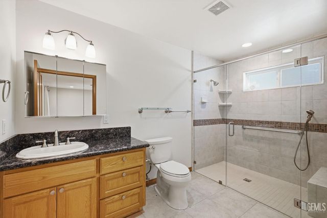 1912 Country Club Drive, Bakersfield, CA 93306