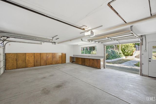 1912 Country Club Drive, Bakersfield, CA 93306