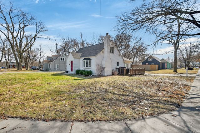 2512 Mann Avenue, Des Moines, IA 50310