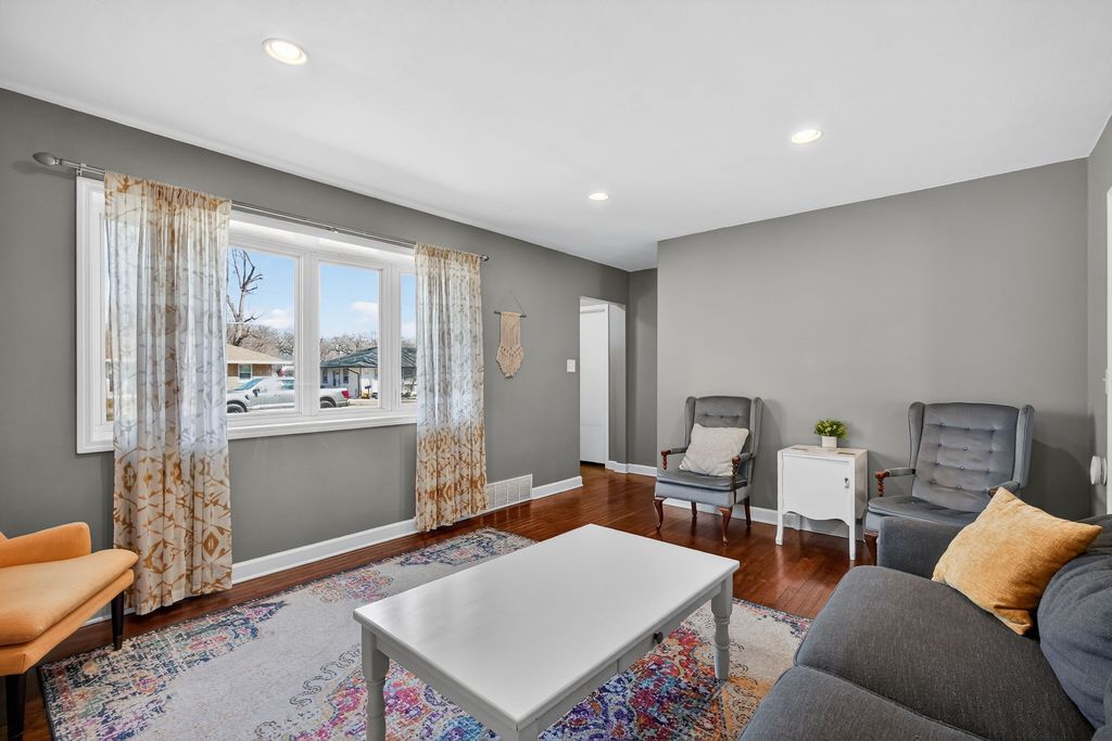 2512 Mann Avenue, Des Moines, IA 50310