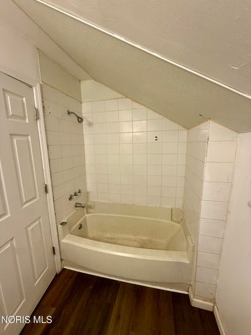 1050 Harding Drive, Toledo, OH 43609