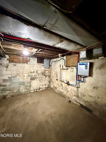 1050 Harding Drive, Toledo, OH 43609