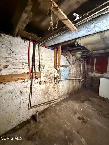 1050 Harding Drive, Toledo, OH 43609