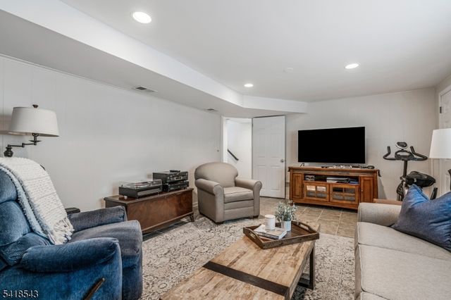 8 Beechwood Rd, Bernards Twp., NJ 07920