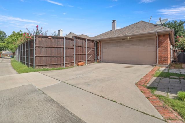 1003 Hunters Creek Drive, Carrollton, TX 75007