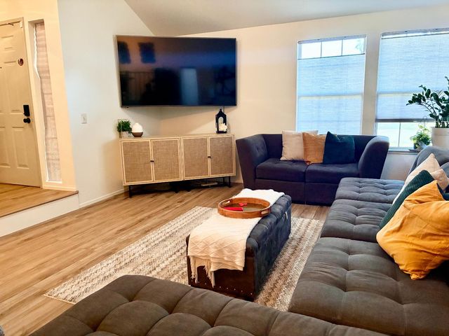 8693 Daimler Way, Sacramento, CA 95828