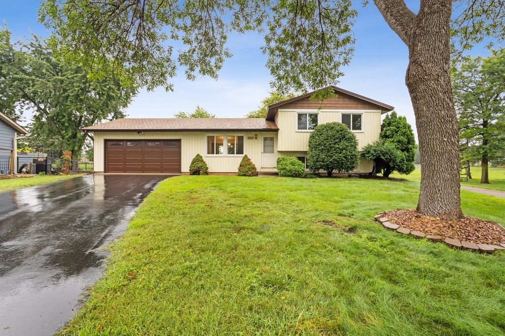9895 98th Place N, Maple Grove, MN 55369