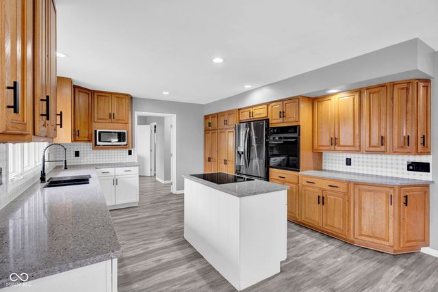 3805 Lakeside Drive, Columbus, IN 47203