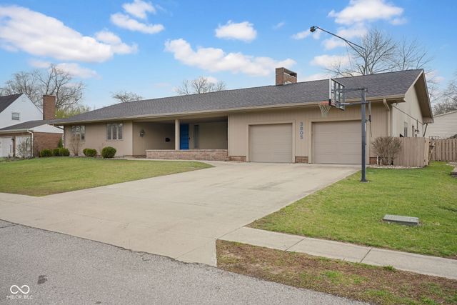 3805 Lakeside Drive, Columbus, IN 47203