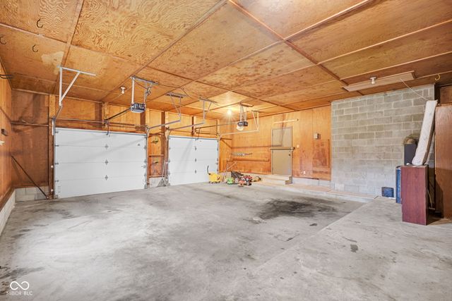 3805 Lakeside Drive, Columbus, IN 47203