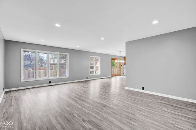 3805 Lakeside Drive, Columbus, IN 47203