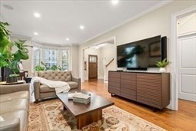 221 Freeman St 221, Brookline, MA 02446