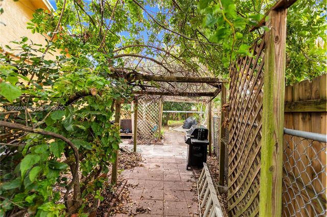 7690 SW 7th Ct, North Lauderdale, FL 33068