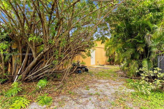 7690 SW 7th Ct, North Lauderdale, FL 33068