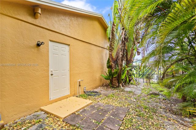 7690 SW 7th Ct, North Lauderdale, FL 33068