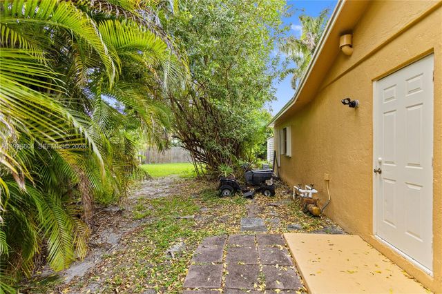 7690 SW 7th Ct, North Lauderdale, FL 33068