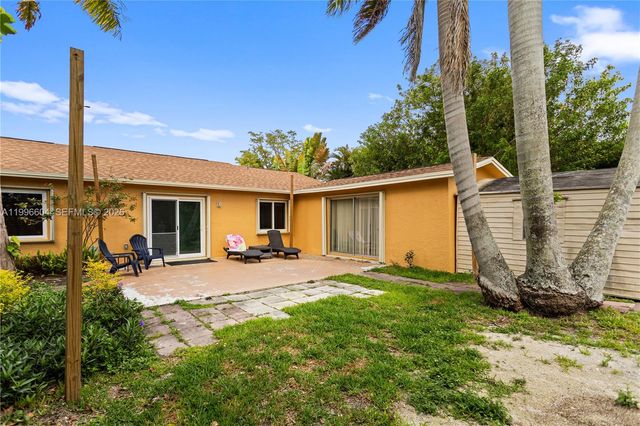 7690 SW 7th Ct, North Lauderdale, FL 33068