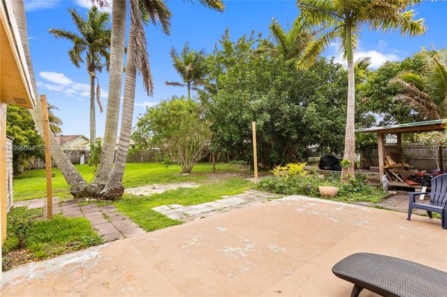 7690 SW 7th Ct, North Lauderdale, FL 33068