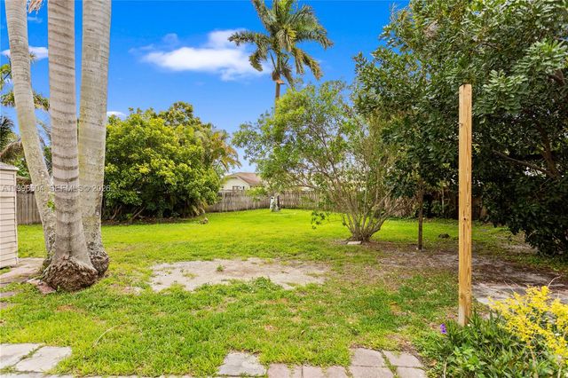 7690 SW 7th Ct, North Lauderdale, FL 33068